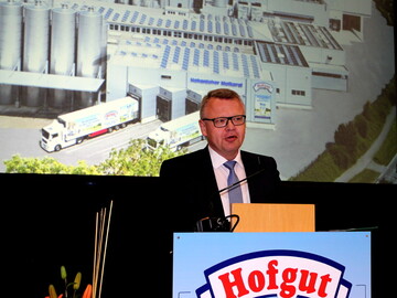 Unsere Kernaufgabe bleibt auch in diesem Jahr der stetige Ausbau unserer Marktposition und ein wettbewerbsfhiger Milchpreis. Dazu mssen wir in der Offensive bleiben und wachsam sein, meinte der geschftsfhrende Vorstand der Hohenloher Molkerei, Martin Boschet. 