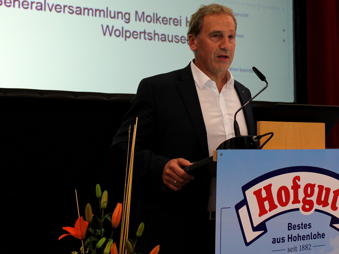 "In Deutschland sind die Milchpreise seit 2007 um zwlf Prozent gestiegen, die Preisschwankungen aber um das Doppelte, das ist mehr als auf dem Schweine- oder Geflgelmarkt", meinte Professor Dr. Holger Thiele, ife-Institut, bei der Vorstellung des neuen brsenbasierten Festpreismodells, das die Molkerei seit April 2019 ihren Mitgliedern als Serviceleistung zur Verfgung stellt.  