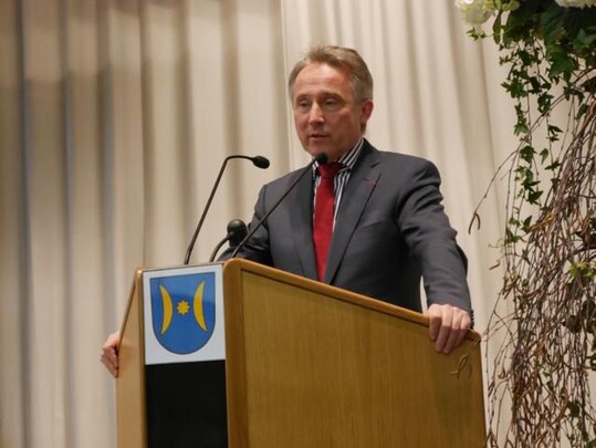 Landrat Dr. Rainer Haas versichert den Bauern seine Untersttzung.