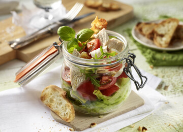 Hhnchen-Schicht-Salat mit Bacon und Ei 
