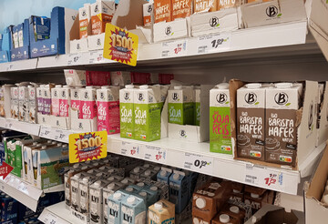 Vegane Drinks haben einen festen Platz in den Supermarktregalen. 
Viele sind mit Werbung regelrecht berfrachtet.