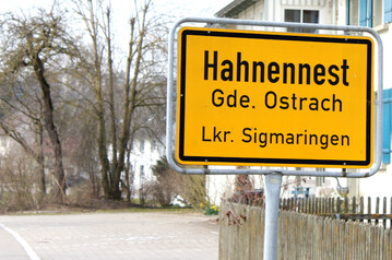 Das Verwaltungsgericht Sigmaringen hat im Rahmen eines einstweiligen Rechtsschutzverfahrens einen Baustopp fr den 1000-Khe-Stall in Ostrach-Hahnennest abgelehnt.