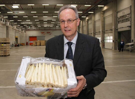 Geschftsfhrer Hans Lehar in der OGA-Versandhalle mit einer 5-Kilo-Kiste badischem Spargel der Klasse I