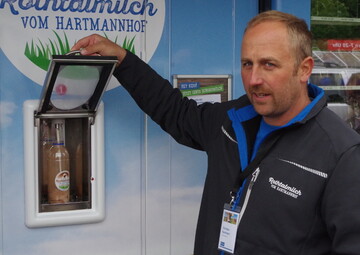 Milch per Knopfdruck: Christian Hartmann, Hartmannhof, erklrt die funktionsweise des Milchautomaten. Hier gibt es 24 Stunden frische Vollmilch. Am Automaten kann man Flaschen kaufen oder eigene, saubere Flaschen zum Befllen mitbringen. 