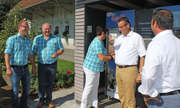 Einmal volltanken bitte: Am Automat nahm Peter Hauk einen groen Schluck Milch zu sich, frisch gezapft von Christine Dorn-Bohner und im Beisein von Markus (links) und Oskar Bohner. Neben der Milch gibt es am Automaten Kse, Mehl, Eier und demnchst auch Wurst. Rechts im Bild Raimund Haser, MdL CDU. 