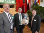 Stärkendes Gastgeschenk für den Minister (von links): Kreisgeschäftsführer Jan Schwarting, Minister Peter Hauk, Kreisvorsitzender Ulrich Hauser.