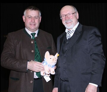 Bayerns Bauernverbandsprsident Walter Heidl (l.), der selbst Zucht- und Mastschweine hlt, erhlt vom Kreisvorsitzenden Christian Ziegler das passende Prsent. Foto: Bernauer 