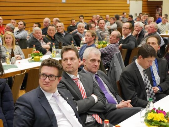 Erster Landesbeamter Jochen Heinz (vorne links) sprach ein Gruwort