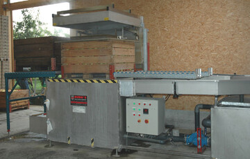 Hei�wassertauchanlage f�r Gro�kisten, um Bioobst f�r die Lagerung vor F�ulnis zu sch�tzen. 