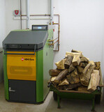 Holzfeuerungen wie Scheitholzkessel können durch staatliche Zuschüsse gefördert werden.