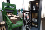 Erst spalten, dann heizen: Der PB 900 von Pezzolato (links) spaltet Holzscheiben von bis zu 1,0 m Durchmesser. Der Holzvergaser Kessel HV-W von Künzel bringt 19 kW Leistung und wird wie ein Zentralheizungskaminofen betrieben.
