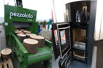 Erst spalten, dann heizen: Der PB 900 von Pezzolato (links) spaltet Holzscheiben von bis zu 1,0 m Durchmesser. Der Holzvergaser Kessel HV-W von Knzel bringt 19 kW Leistung und wird wie ein Zentralheizungskaminofen betrieben.