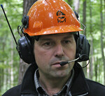 Forsthelm mit Gehörschutz und Funktechnik.