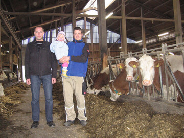 Milchviehhalter Bernd Rogg, hier mit seiner Tochter Marie und Berater Tobias Stucke, hat die Kosten im Griff. 