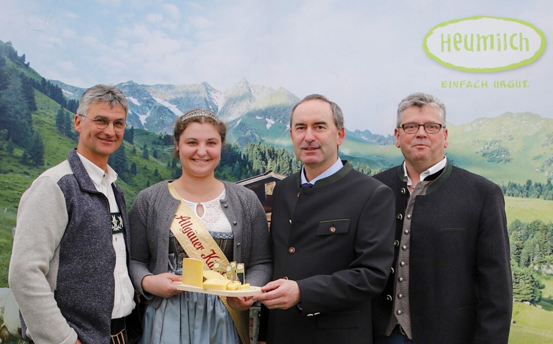 Fanden sich am Heumilch-Stand auf der Agrarschau Allgäu ein (v.l.n.r.): Thomas Diepolder (Veranstalter), Fabienne Kerler (Allgäuer Käsekönigin), Hubert Aiwanger (bayerischer Wirtschaftsminister) und Markus Fischer (erster Vorsitzender ARGE Heumilch Deutschland).