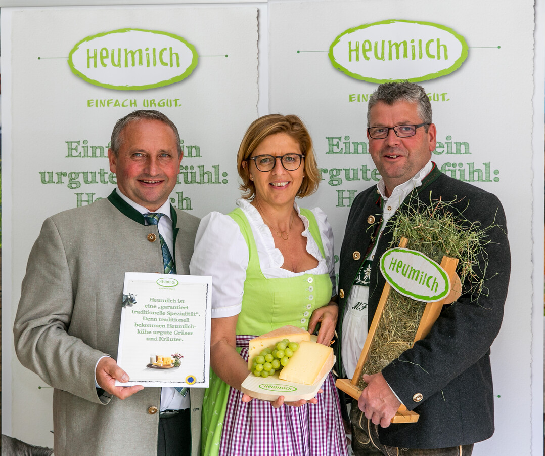 Um nachhaltige Heumilch und Heumilchprodukte noch besser am deutschen Markt zu verankern, ging die ARGE Heumilch Deutschland 2019 eine Kooperation mit der ARGE Heumilch Österreich ein. Im Bild (v. r.): Markus Fischer, Vorsitzender der ARGE Heumilch Deutschland; Christiane Mösl, Geschäftsführerin ARGE Heumilch Österreich; Karl Neuhofer, Obmann ARGE Heumilch Österreich