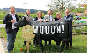 Werbung fr eine besondere Milch: Beim Besuch der Allguer Emmentalerkserei Leupolz eG berzeugte sich Agrarminister Peter Hauk (3.v.r.) von der Bedeutung der Heuwirtschaft fr die Artenvielfalt. Dabei war er im Gesprch mit (von links) Markus Sttzenberger, Vorstandvorsitzender der Molkerei; Markus Fischer, Vorsitzender Arge Heumilch Deutschland; Christiane Msl, Geschftsfhrerin der Arge Heumilch sterreich und den beiden Geschftsfhrern der Kserei Leupolz, Charlotte Fieinger und Michael Welte.