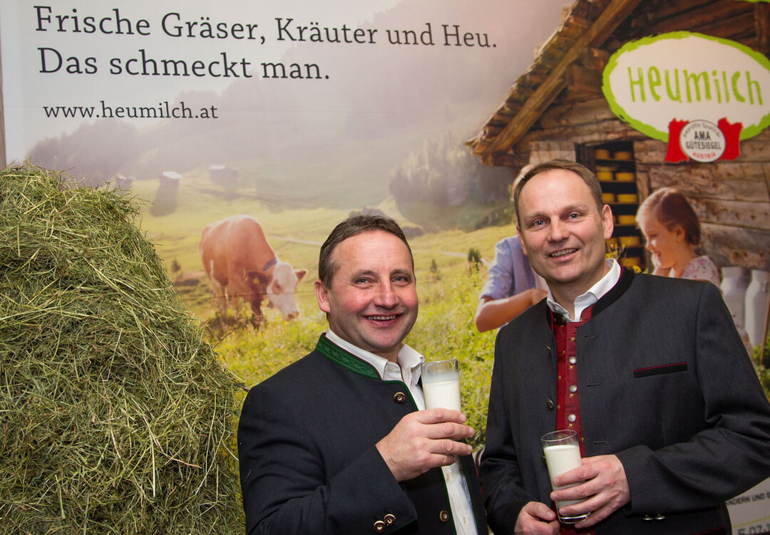 ARGE Heumilch-Obmann Karl Neuhofer (links) und Marketingkoordinator Andreas Geisler freuen sich über die ungebrochene Nachfrage nach Heumilchprodukten.