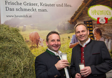 ARGE Heumilch-Obmann Karl Neuhofer (links) und Marketingkoordinator Andreas Geisler freuen sich ber die ungebrochene Nachfrage nach Heumilchprodukten. 