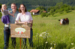 Österreichs Heumilchbauern weisen mit einer sympathischen Aktion auf ihre wertvolle Arbeit hin. Mit dabei ist auch Familie Wendtner aus Mondsee, Innerschwandt mit ihrer Tochter Melanie und Kuh Eule.