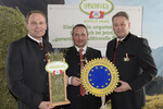 Heumilch wird „garantiert traditionelle Spezialität“: BM Andrä Rupprechter verleiht das EU-Gütesiegel g.t.S. an Karl Neuhofer und Andreas Geisler von der ARGE Heumilch (v.l.)