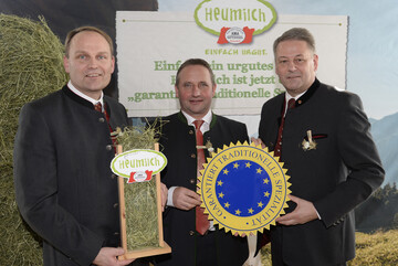 Heumilch wird garantiert traditionelle Spezialitt: BM Andr Rupprechter verleiht das EU-Gtesiegel g.t.S. an Karl Neuhofer und Andreas Geisler von der ARGE Heumilch (v.l.) 
