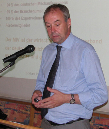 Knnen Brsen helfen? Als Industrie stehen wir generell hinter der Idee von Warenterminbrsen, meinte Eckhard Heuser, Geschftsfhrer bei MIV. Ob sich der Terminhandel von Butter und Milchpulver an der Eurex durchsetzt, sei derzeit schwer zu sagen. Noch fehlt es an Liquiditt und an Abschlssen. 