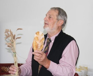 Professor Sneyd prsentiert den Weizen das daraus gewonnene Produkt
