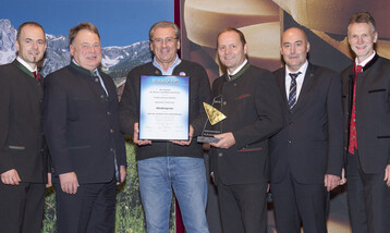  Heinz Krll (3.v.l.) von der ErlebnisSennerei Zillertal erhielt im Rahmen der Ksiade den Medienpreis fr seinen Zillertaler Bergkse Der krftig Wrzige.