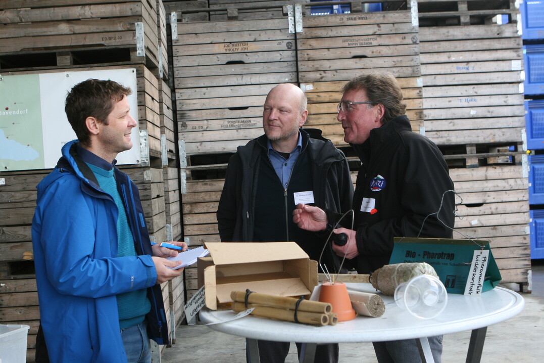 Mit Medien im Gesprch: Hartwig Roth (r.), Vizeprsident des Landesverbandes Erwerbsobstbau und KOB-Pflanzenschutzexperte Dr. Christian Scheer informieren einen Zeitungsredakteur ber Schdlingsmonitoring.