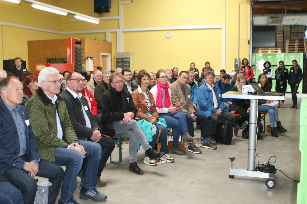 In der Obstsortierhalle von Thomas Heilig informierten sich Abgeordnete von Bund und Land sowie Medienvertreter ber chemischen Pflanzenschutz und die Folgen des Verlustes an Wirkstoffen.