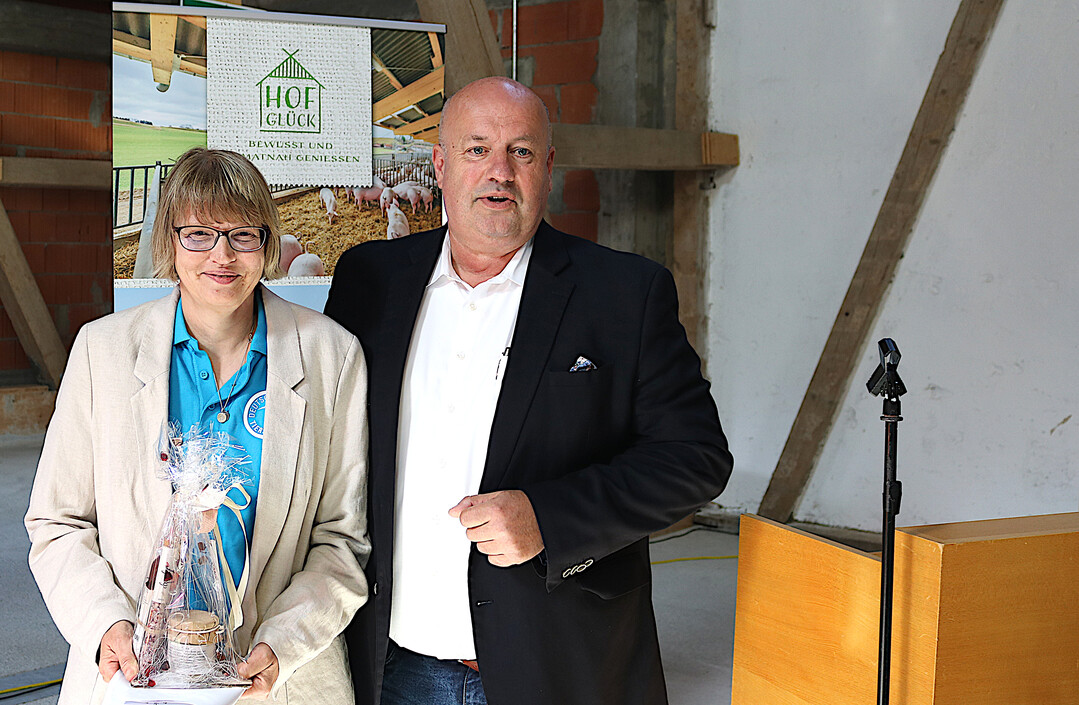 Einen Geschenkekorb als Dankeschn fr die gute Zusammenarbeit berreichte Vorstand Jrgen Mder an Dr. Elke Deininger, Leiterin des Geschftsbereiches Tierschutzlabel beim Deutschen Tierschutzbund.
