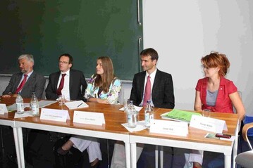 Die Hauptakteure des Hohenheimer Hochschultags sehen bei nachhaltig produzierten Energiepflanzen noch erheblichen Forschungsbedarf. Welche Anforderungen bestehen, erluterten bei der Pressekonferenz von links Ministerialdirektor Wolfgang Reimer vom Ministerium fr Lndlichen Raum, die Hohenheimer Professoren Dr. Joachim Sauerborn, Dr. Iris Lewandowski, Dr. Enno Bahrs und Janet Witt vom Deutschen Biomasse Forschungszentrum in Leipzig. 