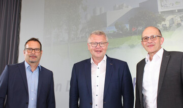 Stringentes Kostenmanagement und hohe Produktpreise haben mageblich zum Erfolg der Hohenloher Molkerei beigetragen. V. l. n. r.: Aufsichtsratsvorsitzender Ralf Klenk, geschftsfhrender Vorstand Martin Boschet und der Vorstandsvorsitzende Manfred Olbrich.