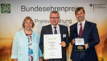 Ministerialdirektorin Dr. Katharina Bttcher (links), berreicht gemeinsam mit DLG-Prsident Hubertus Paetow (rechts) Urkunde und Medaille an Martin Bschet, Geschftsfhrender Vorstand. Martin Boschet freut sich, dass er den Bundesehrenpreis in Berlin stellvertretend fr die gesamte Genossenschaft entgegennehmen durfte.