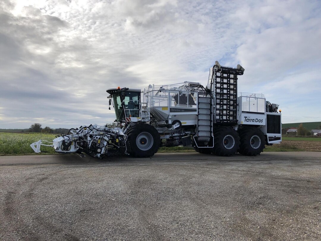 Der 4000ste Holmer-Zuckerrbenvollernter ist ein Terra Dos T4 mit 12-reihigem Rodeaggregat HR 12. Er ist wei lackiert mit schwarzen Akzenten. Auch die Innenausstattung der Kabine ist der Farbgebung angepasst. Der schwarze Terra Dos-Schriftzug ist eine Reminiszenz an die ersten Terra Dos-Maschinen.