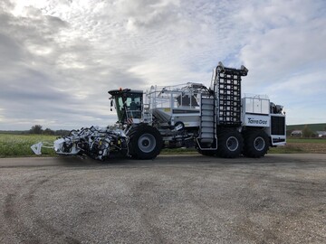 Der 4000ste Holmer-Zuckerrbenvollernter ist ein Terra Dos T4 mit 12-reihigem Rodeaggregat HR 12. Er ist wei lackiert mit schwarzen Akzenten. Auch die Innenausstattung der Kabine ist der Farbgebung angepasst. Der schwarze Terra Dos-Schriftzug ist eine Reminiszenz an die ersten Terra Dos-Maschinen.