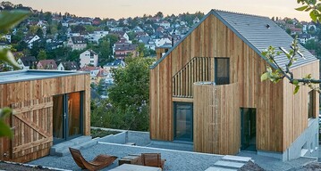 Mit einem eigenen Programm frdert die Landesregierung bauliche Investitionen und investive Vorhaben der baden-wrttembergischen Tourismuskommunen. Das Ziel ist, den Ausbau einer modernen und zukunftsorientierten Tourismusinfrastruktur voranzubringen. Auch Einrichtungen dieser Art knnen im Rahmen der Holzbau-Offensive einen Frderbonus von 5 Prozent erhalten.