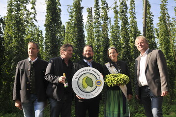 Auf dem Versuchsgut Strass: (v. l.) Wolfgang Ruther, Vorsitzender im Hopfenpflanzerverband Tettnang freut sich ber den Besuch von Manfred Lucha, MdL, und Landwirtschaftsminister Alexander Bonde. Mit dabei Hopfenknigin Jutta Hfele und Verbandsgeschftsfhrer Jrgen Weishaupt.