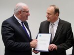 EU-Agrarkommissar Phil Hogan (links) nimmt am 17. Januar 2015 aus der Hand von Joachim Rukwied, Präsident des Deutschen Bauernverbandes (DBV), den Forderungskatalog zur Vereinfachung der EU-Agrarpolitik entgegen. Hogan hatte vor kurzem dazu aufgerufen, Vorschläge zum Bürokratieabbau einzureichen.