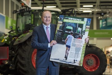 Joachim Rukwied prsentiert die neuen Feldschilder.