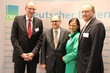  Im Gesprch (von links): DBV-Generalsekretr Krsken, Bundesminister Schmidt, Ausschussvorsitzende Connemann, Prsident Rukwied