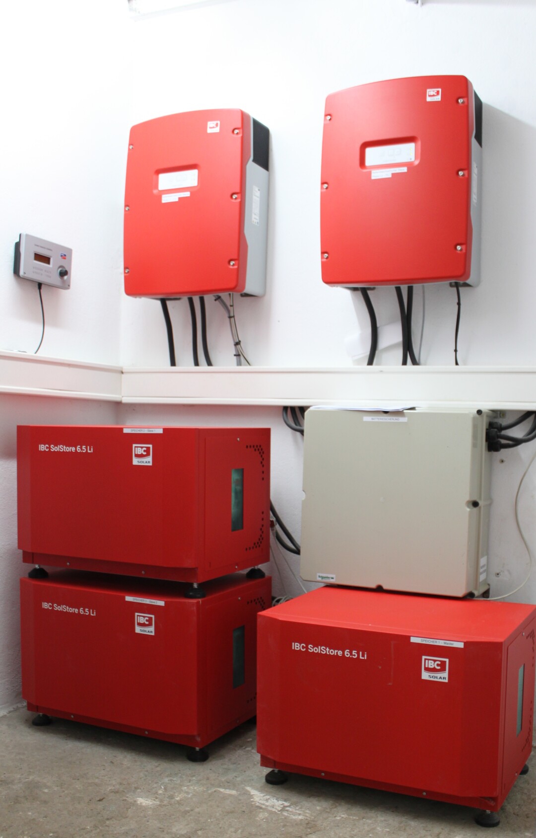 Mit Back-up-Funktion: Das System von IBC mit der dreiteiligen Speichereinheit mit 19,5 kWh Bruttokapazitt schaltet in Notsituationen automatisch auf Inselbetrieb. 