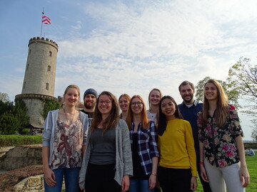Astrid Tbber, Niklas Fante, Isabel Conze, Johanna Opgenoorth, Katharina 
Wolff, Ina Schmitt, Adila Apsara, Alexander Schulze und Nefeli Chanoutsi (v.l.n.r.) forschen an einer neuen Methode, um Pilzkrankheiten gezielt zu bekmpfen.