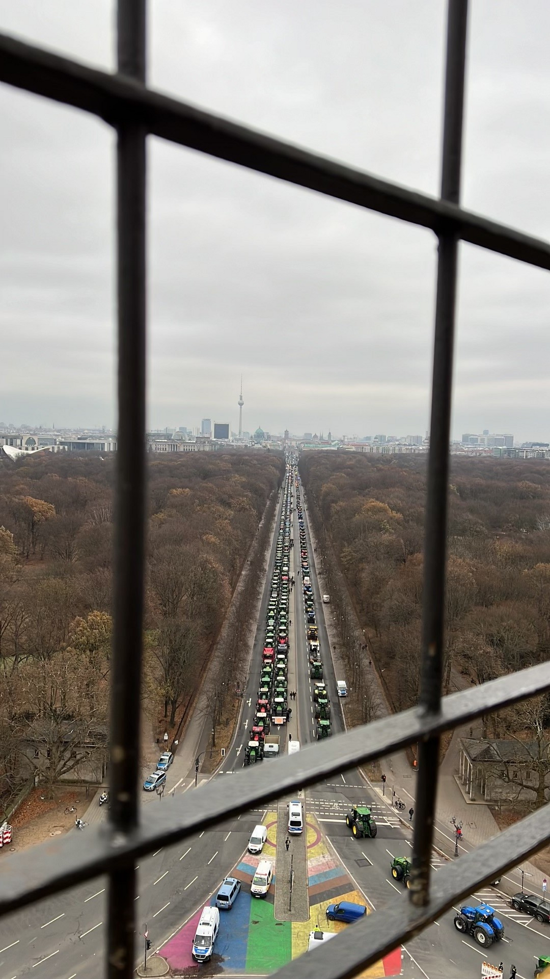 Traktoren unterwegs auf der Strasse des 17. Juni. 