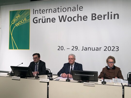 Wolfgang Schleicher, Geschftsfhrer des ZDG, Friedrich-Otto Ripke, Prsident des ZDG und Bettina Grfin von Spee, Vorsitzende des VDP (v. l.), stellten sich am 19. Januar 2023 der Presse.