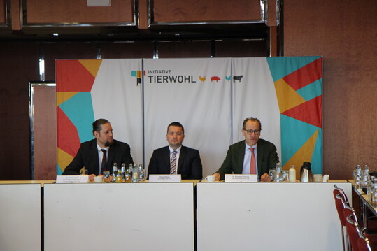 Dr. Patrick Klein, Bereichsleiter Marketing ITW, Robert Rmer, ITW-Geschftsfhrer und Dr. Alexander Hinrichs, Geschftsfhrer ITW/QS (v. l.) standen im Rahmen des Pressefrhstcks am 19. Januar 2023 Journalisten Rede und Antwort.