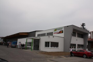 Im Eingangsbereich finden die Kunden den neuen Agrarmarkt mit den Brorumen. Im Erdgeschoss sind die Mitarbeiter der Energietochter Energie direkt" (EDi) untergebracht. Im Anschluss an den Agrarmarkt steht die neu errichtete Lagerhalle mit Hochregal- und Blocklagern sowie zwei Pflanzenschutzrumen. 