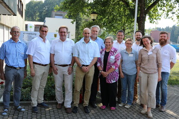 Ministerbesuch am LAZBW in Aulendorf (v. l.): Dr. Thomas Jilg; Referatsleiter Ftterung und Versuchswesen Tier; Minister Peter Hauk, Direktor Franz Schweizer; Uwe Eilers, Referatsleiter Rinderhaltungssysteme und Stallbau; Prof. Dr. Martin Elser, Fachbereichsleiter Grnlandwirtschaft und Futterbau; Dr. Anita Herre, Fachbereichsleiterin Versuchs- und Lehrgangswesen Rinderhaltung; Dr. Hansjrg Nubaum, Fachbereichsleiter Landw. Betrieb und Herdenmanagement; Dr. Renate Lindner, Referatsleiterin Rinderzucht und Rindermast; Dr. Janosch Arnold, Referatsleiter Wildforschungsstelle; Dr. Caroline van Ackeren, Referatsleiterin berbetriebliche Ausbildung und Klberaufzucht; Tobias Fink, Referent Rinderhaltung.