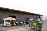 Die neue Lagerhalle des Agrarzentrums Ostalb mit den Ehrenengästen der Einweihungsfeier.